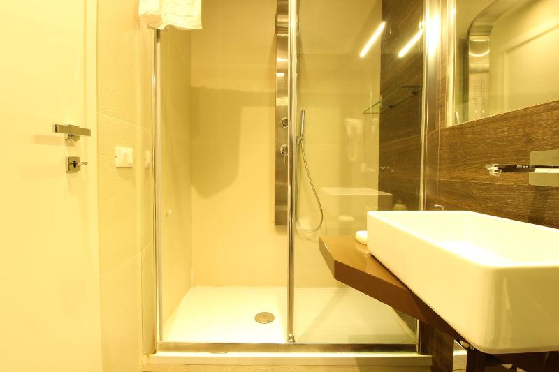 Double Room with Balcony image 2