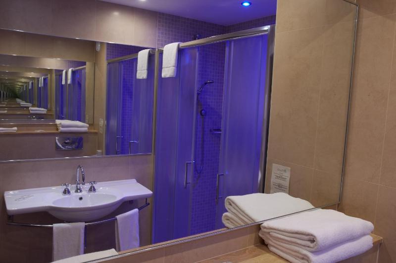 Double Room with Lake View image 3