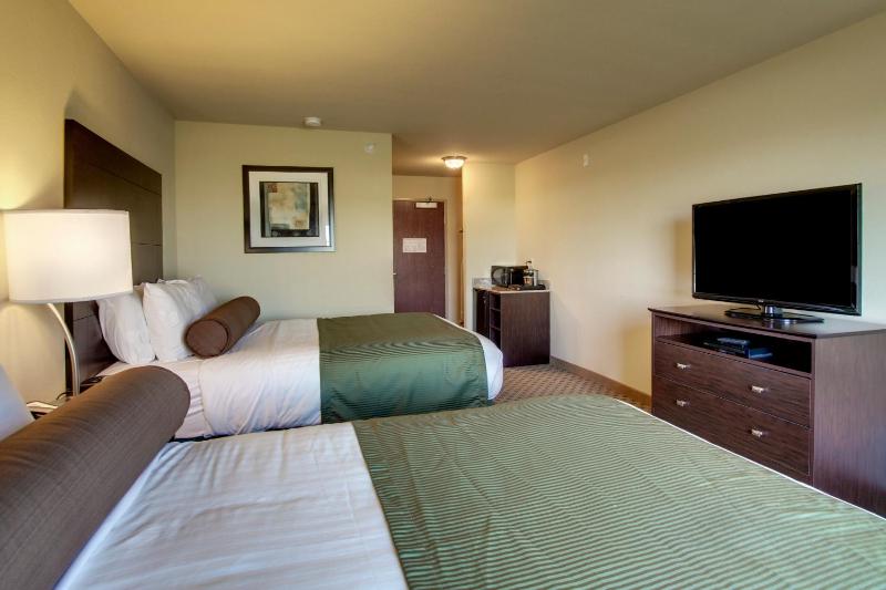 Queen Room with Two Queen Beds image 4