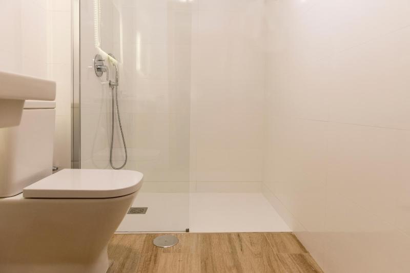 Three-Bedroom Apartment (6-8 Adults) - Penthouse image 4