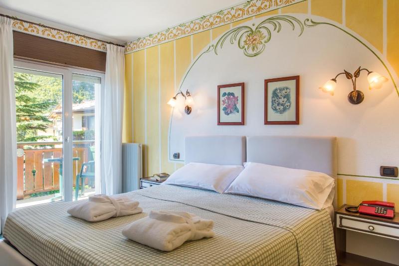 Double or Twin Room with Lake View image 1