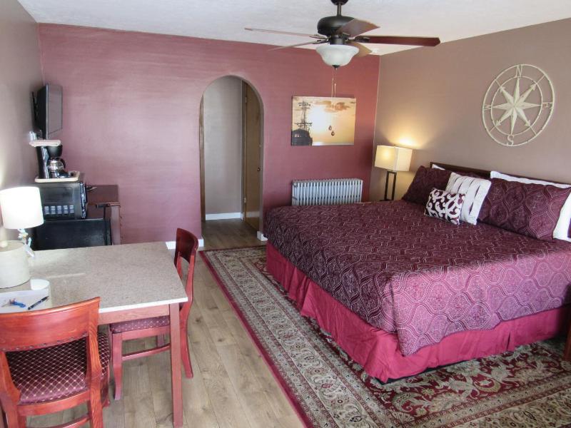 Standard King Room image 2