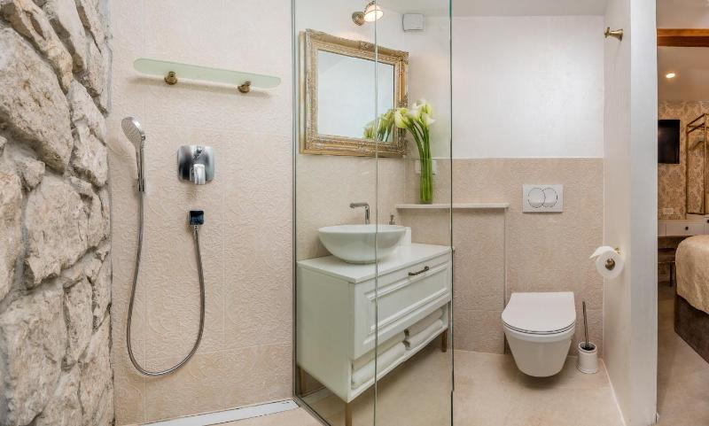Double Room image 4