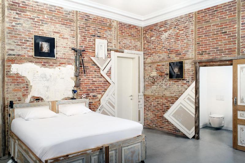 Deluxe Double Room with City View image 1
