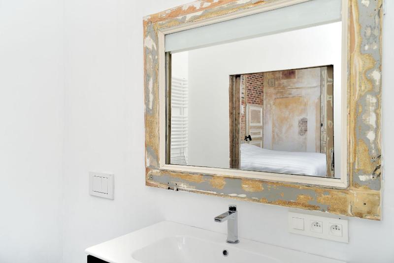 Deluxe Double Room with City View image 2