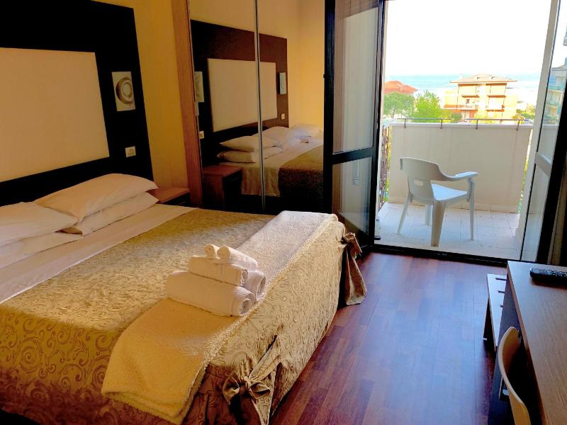 Triple Room with Balcony image 3