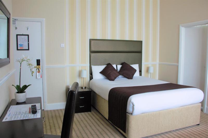 Double Room with Sea View image 3