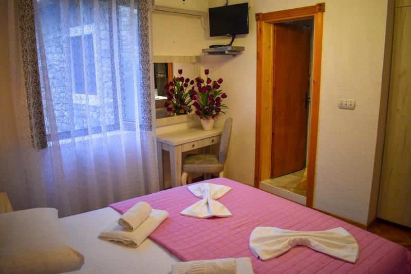 Double Room with Balcony and Sea View image 3
