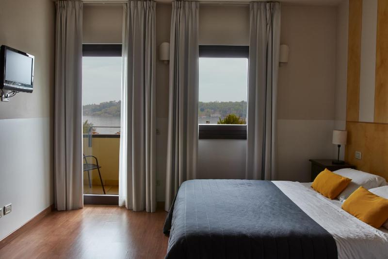 Double Room with Lake View image 2