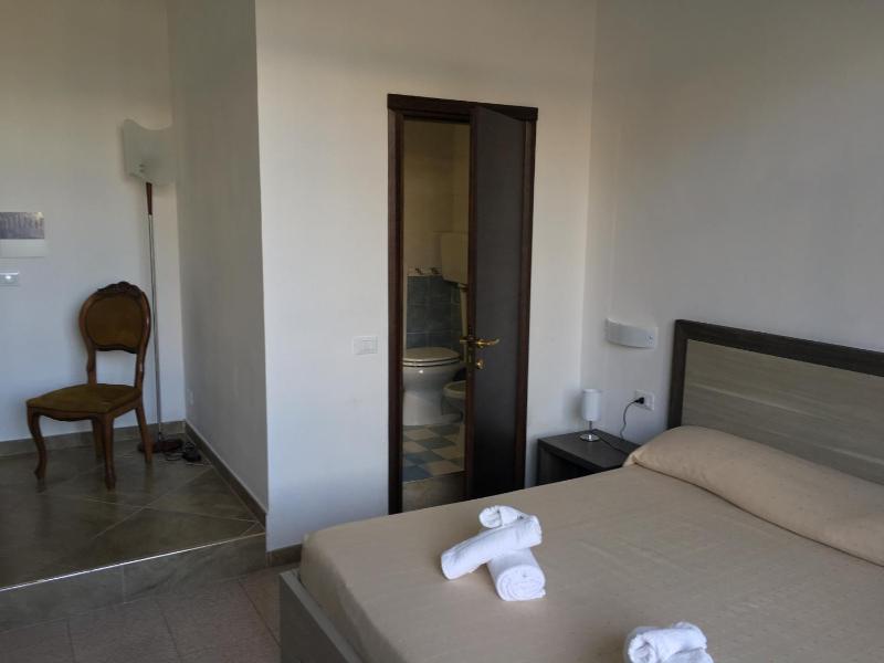 Deluxe Double Room with Sea View image 3