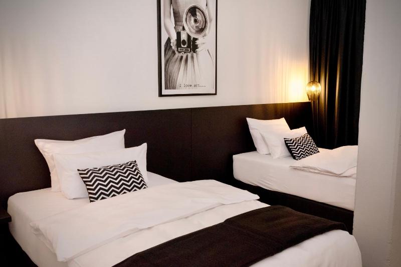 Twin Room image 1