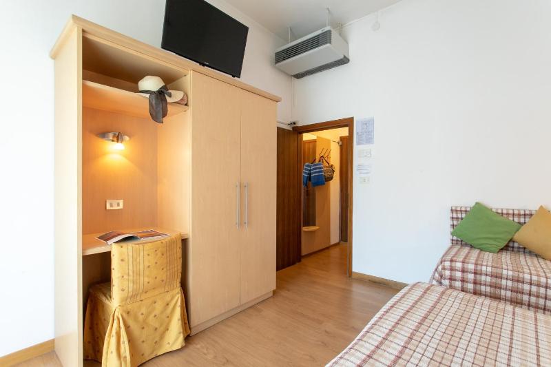 Deluxe Triple Room with Sea View image 4