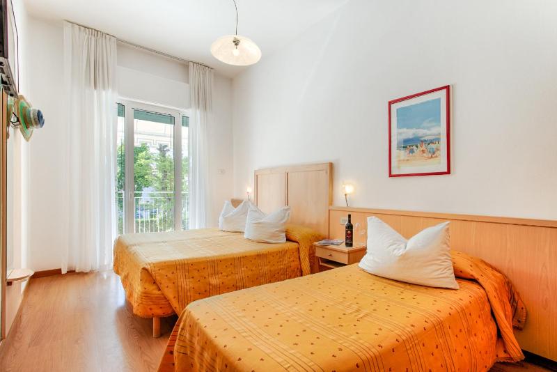 Triple Room with Balcony image 4