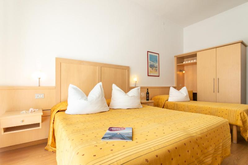 Triple Room with Balcony image 3