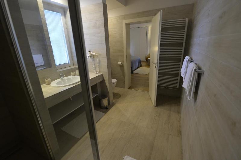Luxury Triple Room image 4