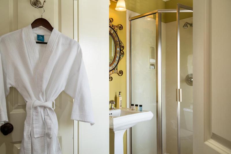 Deluxe King Room image 2