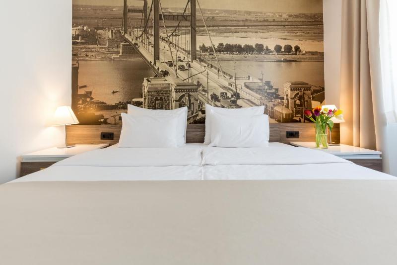Deluxe Queen Room image 2