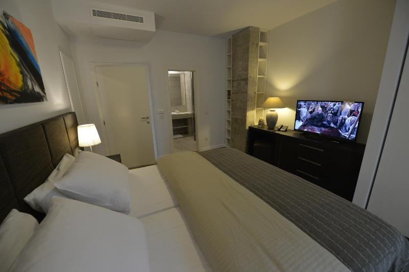 Deluxe Double Room with Balcony image 4