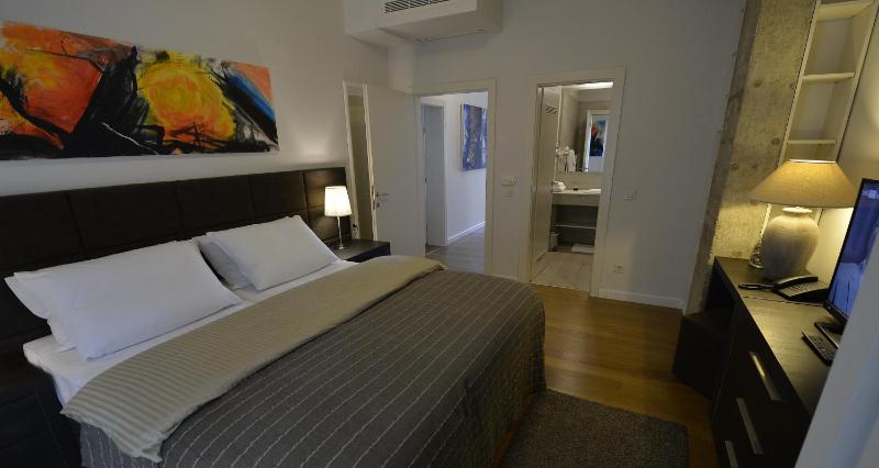 Deluxe Double Room with Balcony image 3