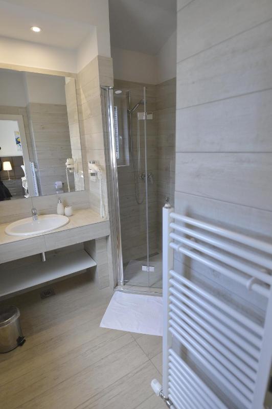 Deluxe Double Room image 3