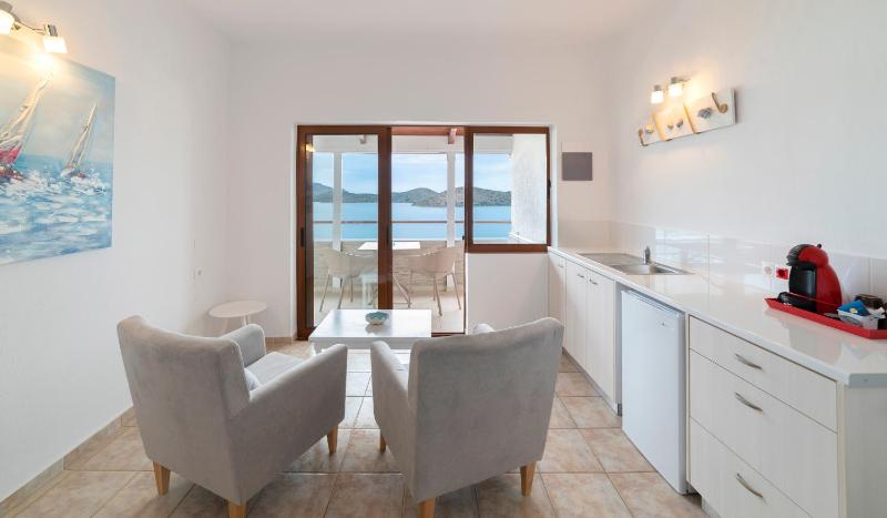 Deluxe One-Bedroom Apartment with Panoramic Sea View  image 3