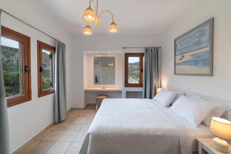 Deluxe One-Bedroom Apartment with Panoramic Sea View  image 2