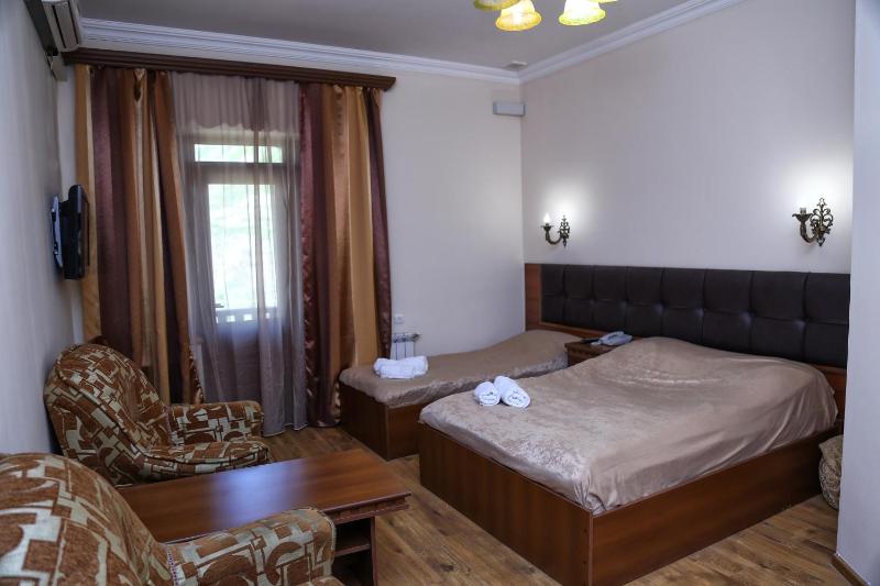 Standard Triple Room image 2