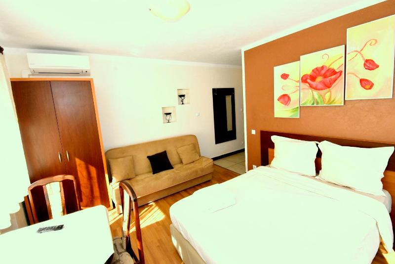 Economy Triple Room image 4