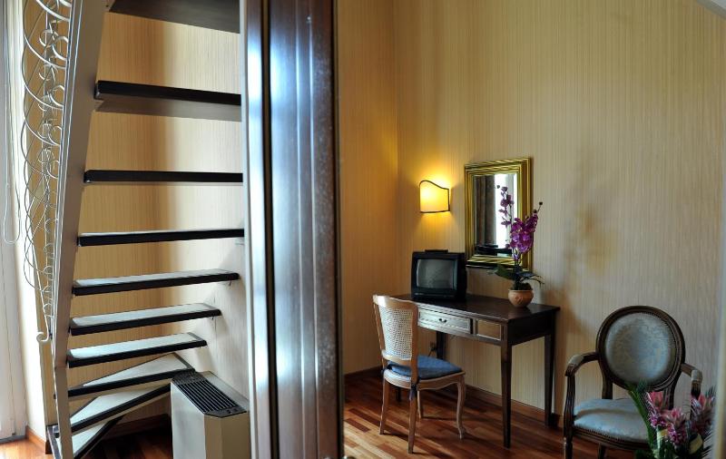 Family Room - Split Level image 2