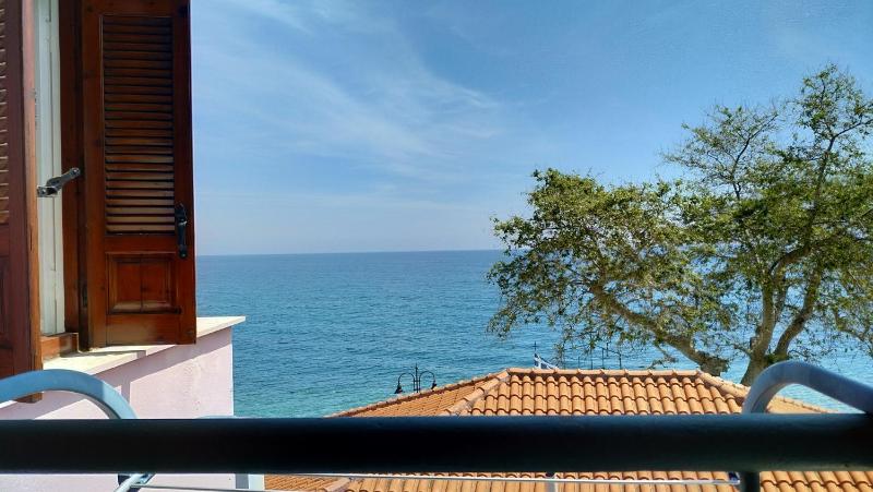 Triple Room with Sea View image 3