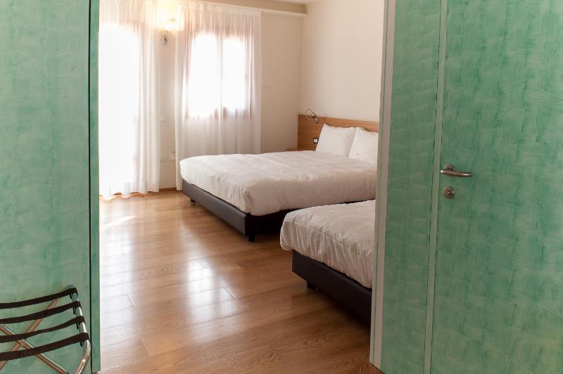 Deluxe Double Room with Balcony image 2