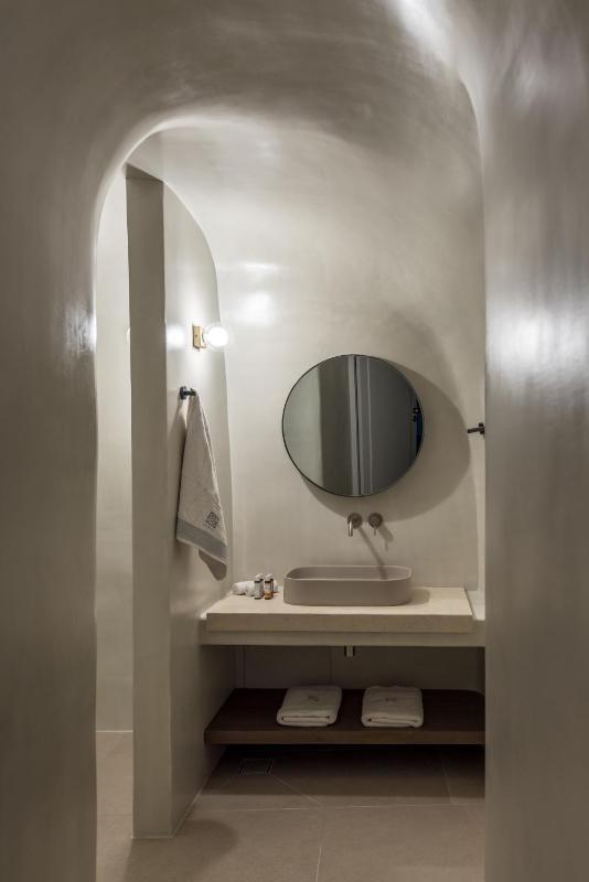Junior Suite with Caldera & Sunset View image 2