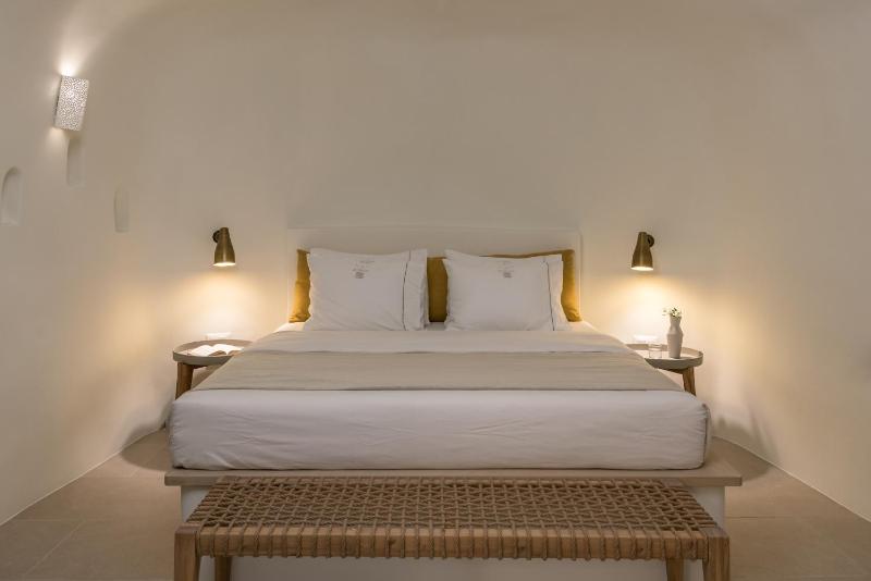 Deluxe Pool Villa with Caldera & Direct Sunset Views image 3