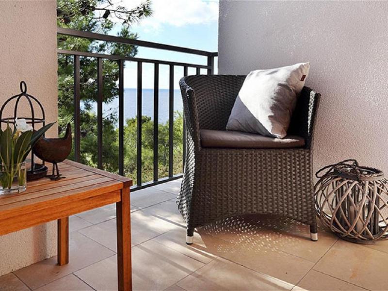 One-Bedroom Apartment with Terrace and Sea View image 2