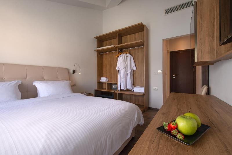 Deluxe Double or Twin Room with Sea View image 4