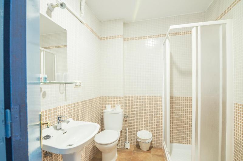 Budget Double Room image 3