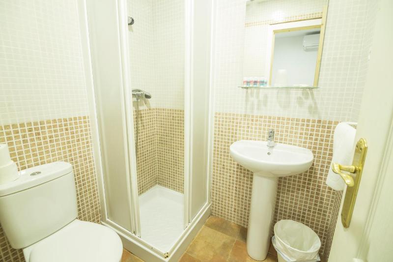 Economy Triple Room image 4