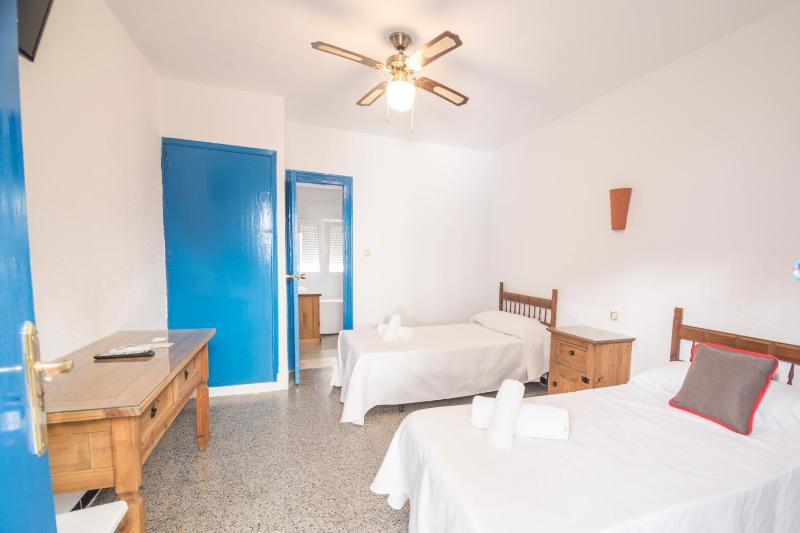 Economy Triple Room image 3