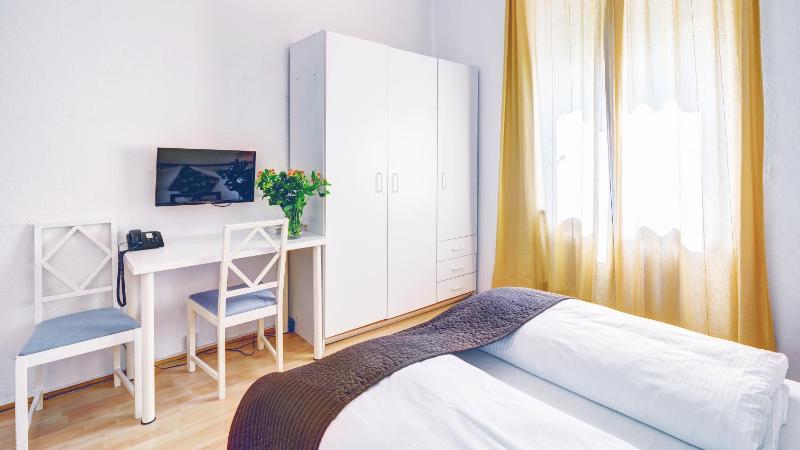 Double Room image 3
