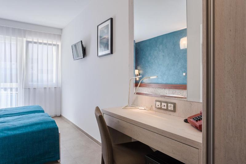 Twin Room with Balcony image 2