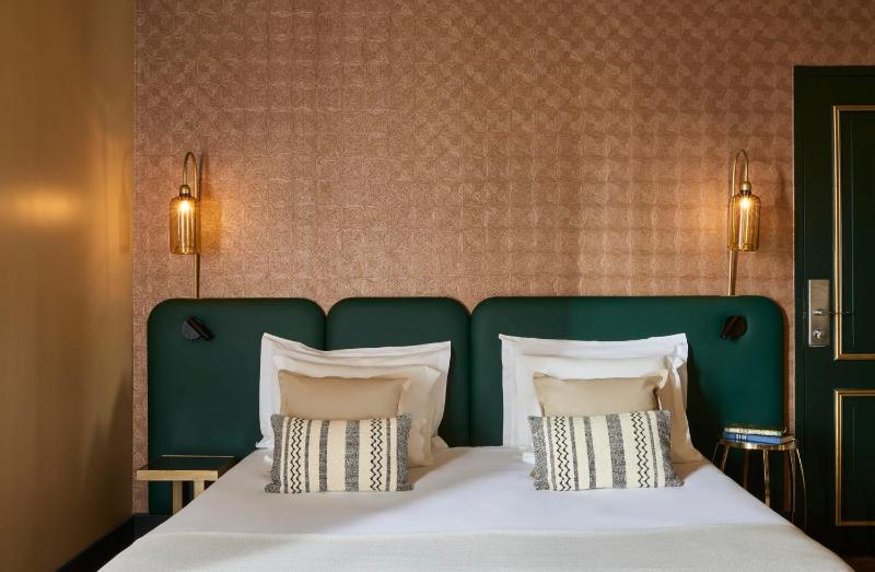 Premium Twin Room image 1