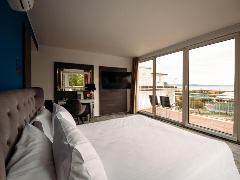 Deluxe Suite with Sea View image 3