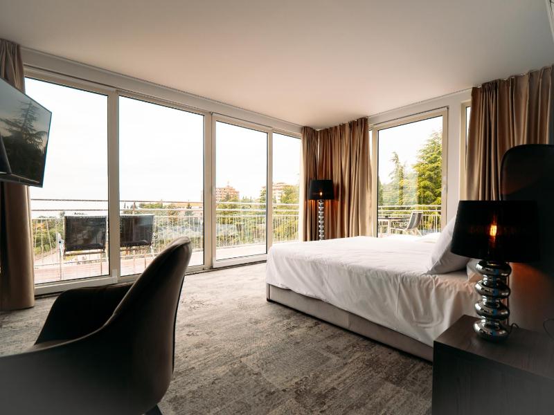 Deluxe Suite with Sea View image 1
