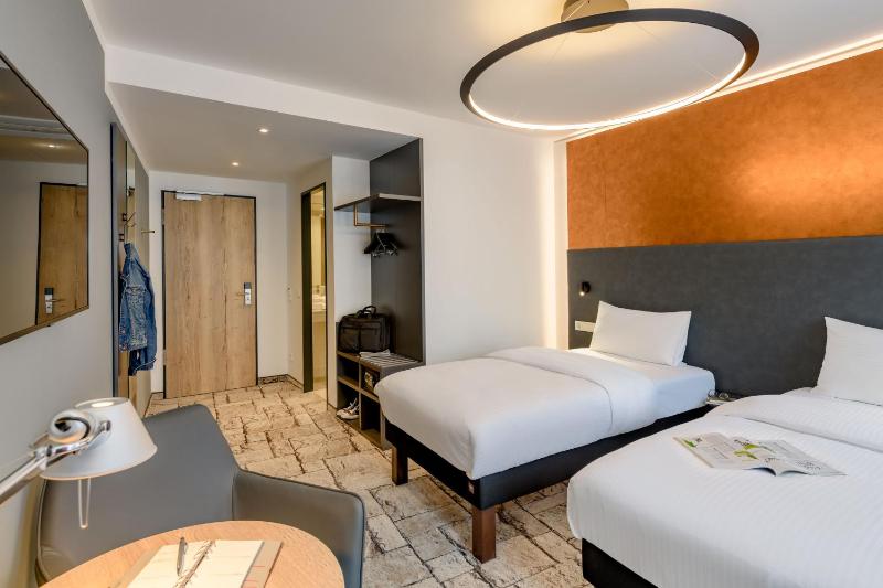 Twin Room image 4