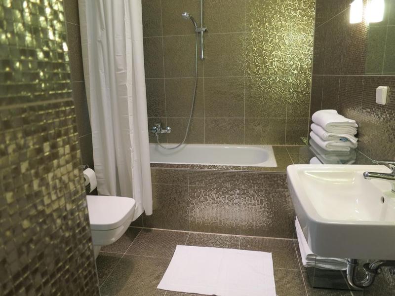 Deluxe Two-Bedroom Apartment (4-6 Adults) image 3