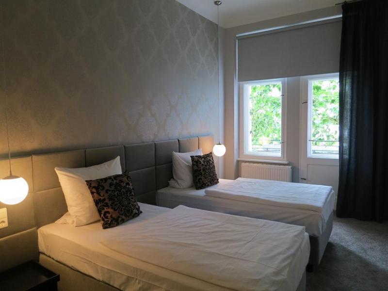 Deluxe Two-Bedroom Apartment (4-6 Adults) image 2