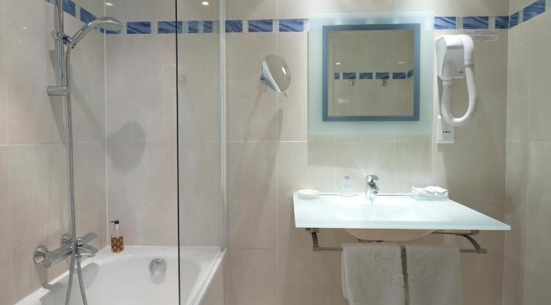 Superior Twin Room image 4