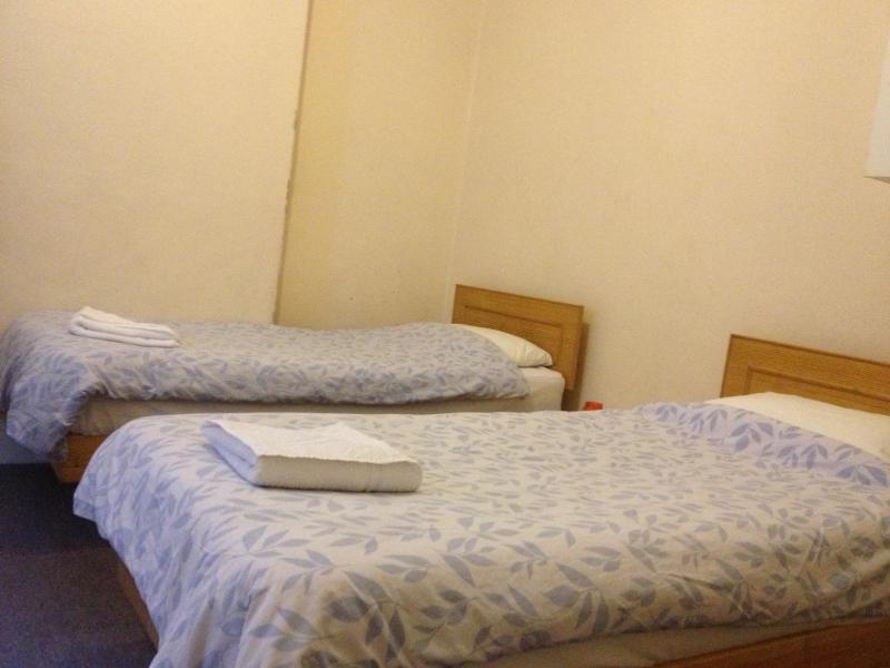 Twin Room with Shared Bathroom image 2
