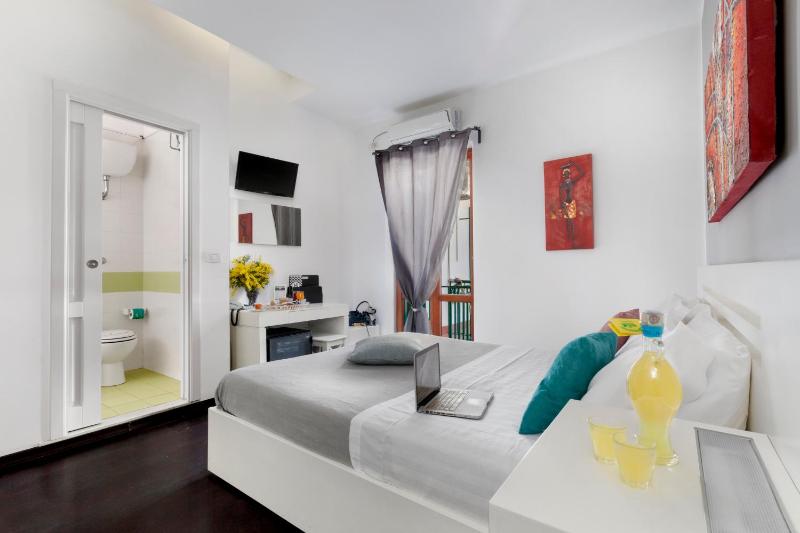 Standard Double Room image 3