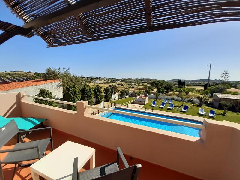 Double Room with Pool View image 4